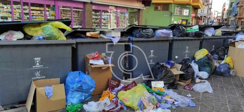 Imagen de la basura acumulada el pasado fin de semana en una calle céntrica de Telde/TA.